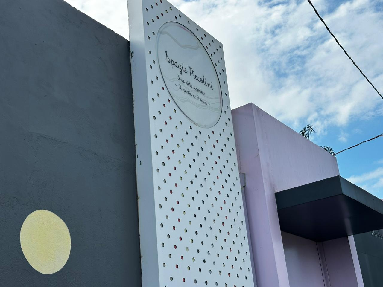 Fachada do Spazio Piccolini com placa decorativa
