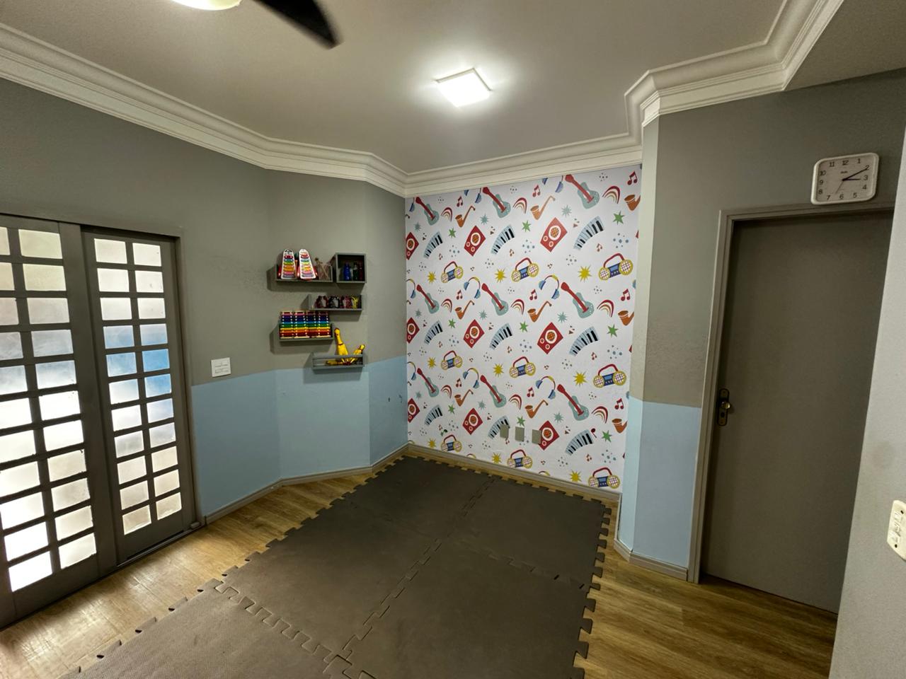 Sala de musicalização infantil com instrumentos