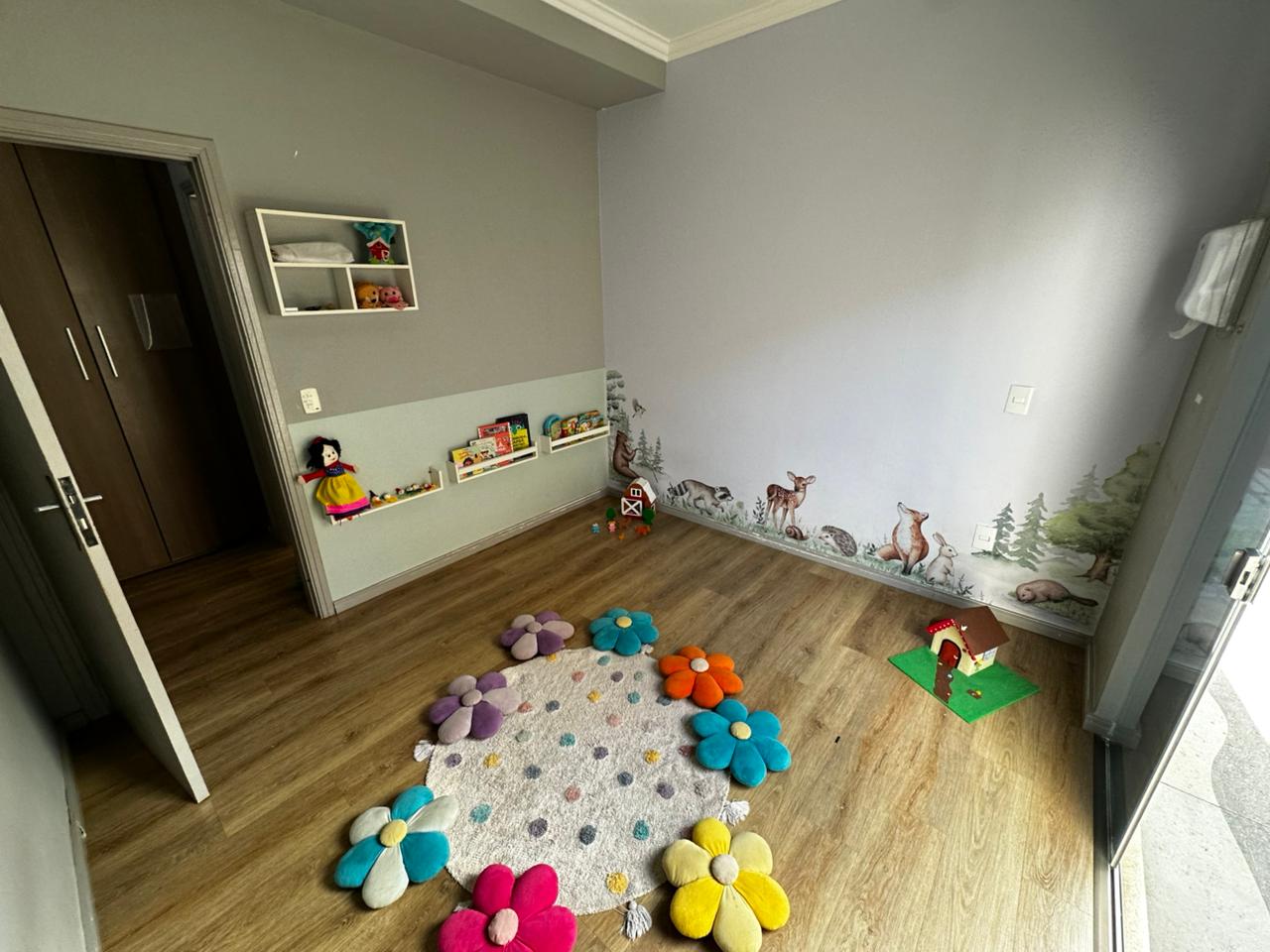 Quarto de descanso e leitura com tapete de flores
